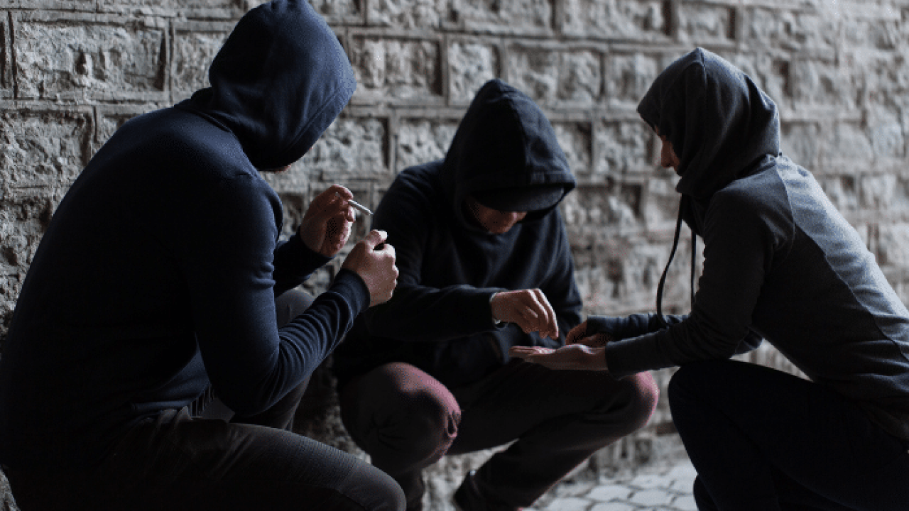 dependência química o tráfico de drogas